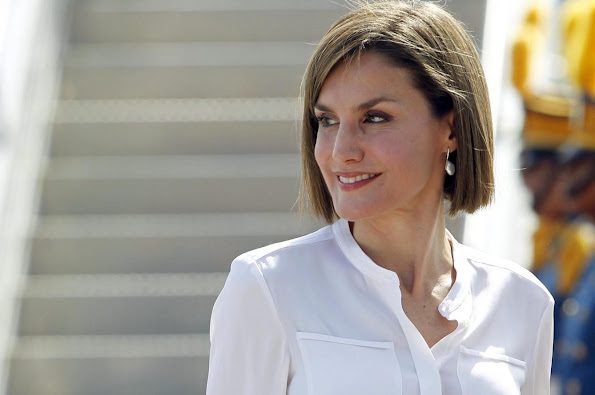 Queen Letizia of Spain arrives at Soto Cano Air Base on May 25, 2015 in Comayagua, Honduras. Queen Letizia started a two-day visit to Honduras to supervise Spanish cooperation programs in the country.