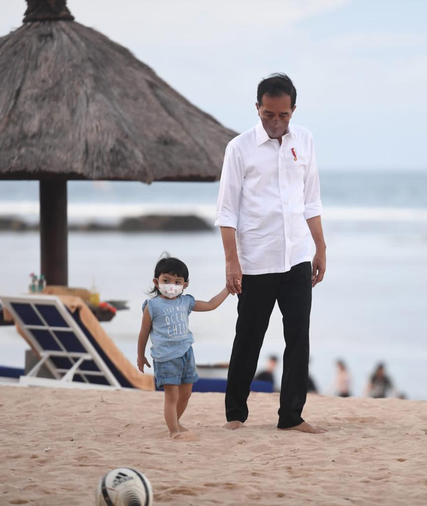 Liburan Lebaran, Presiden Jokowi Menikmati Pantai Nusa Dua Bali Bersama Cucu