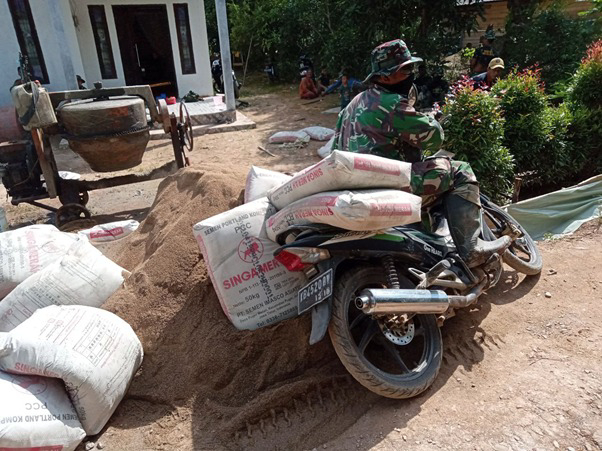 Kendaraan Pengangkut Semen Tergelincir di Lokasi TMMD Ke-111 Kodim 1207/Pontianak