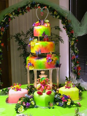 Weird Wedding Cakes - need I say? It's ugly, doesn't look like a wedding cake, and I wouldn't definitely not use this cake for my wedding