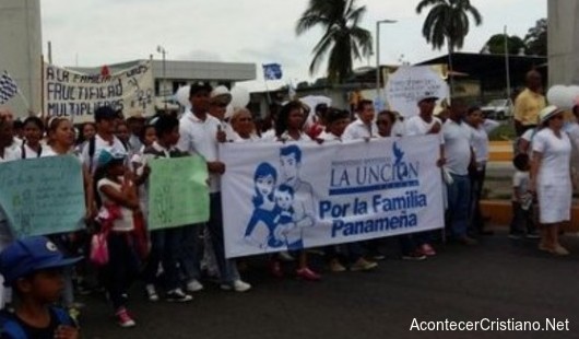 Marchan en defensa del matrimonio tradicional en Panamá