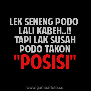 Di dalam gambar berkata-kata tersebut terdapat kalimat bahasa jawa" Lek seneng podo lali kabeh...!! Tapi lak susah podo takon posisi" Arti kalimat di atas adalah Kalau lagi senang pada lupa semua, tetapi kalau lagi susah pada tanya posisi. 