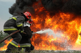 Η τραγική ιστορία του πυροσβέστη που καιγόταν η οικογένειά του και αυτός πάλευε με τις φλόγες (βίντεο)