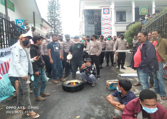 Ratusan Massa dari GEMUK Gruduk Kantor Kejari Karo, Desak Kajari Lepas Jabatan