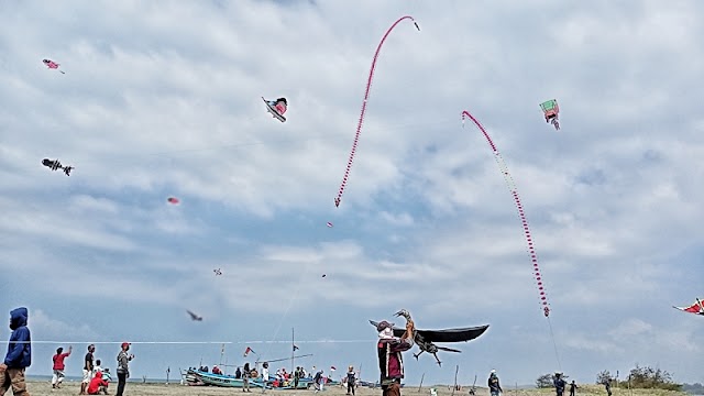 Meriahnya Festival Layang-layang di Pantai Tanggulangin