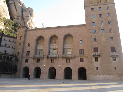 Muntaya de Montserrat, Plaça del Portal davant de la Basílica de Montserrat