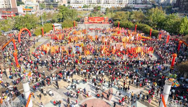 On the morning of February 10, 2024, the first day of the Lunar New Year, Guangning County held the 2024 "Guangning Rural Commercial Bank Appointment" Spring Festival Dragon and Lion Parade. Hundreds of dragons and lions gathered in the central square of the city to dance and parade lively, celebrating the New Year with the citizens.