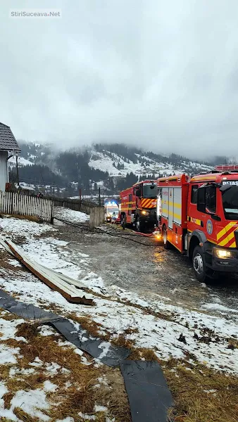 Bătrân în stare de inconștiență extras de pompieri dintr-o casă cuprinsă de un incendiul, la Vatra Dornei