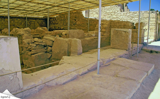 ミノア文明・クノッソス宮殿遺跡・西翼部・三分割聖所 Tripartite Shrine, Knossos Palace／©legend ej