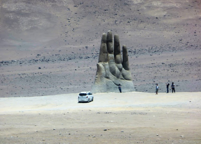 La escultura "Mano del Desierto" cerca de Antofagasta