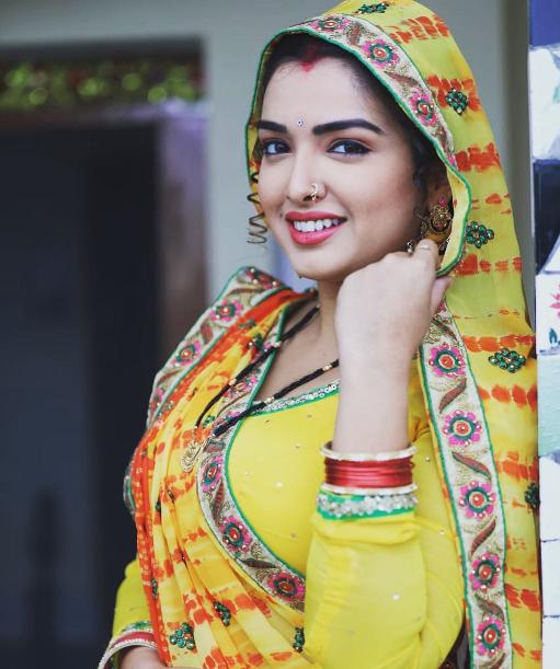 आम्रपाली दुबे (Amrapali Dubey) looking hot in yellow saree.