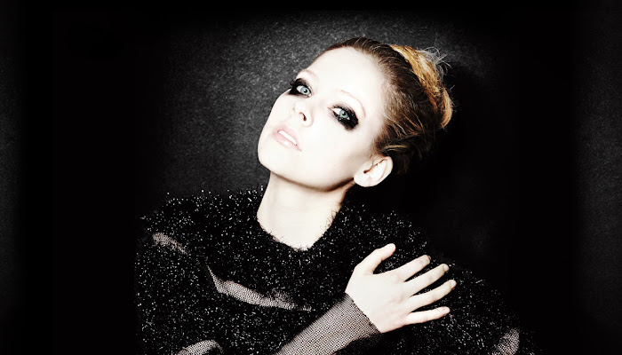 'Avril Lavigne' recibe la primera certificación en ventas en Reino Unido 