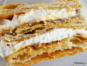 Tarta milhojas de merengue y dulce de leche