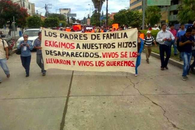 Estados/Familiares exigen a Peña Nieto entregar con  vida a estudiantes desaparecidos en Iguala