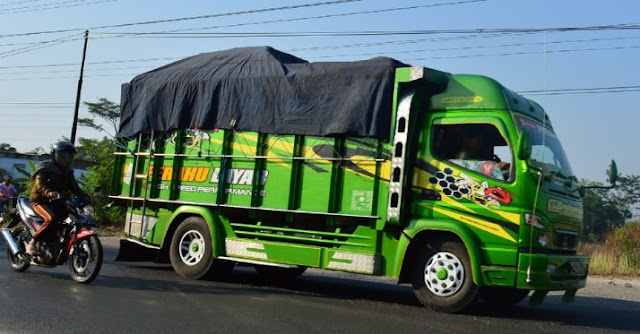 Truk canter modifikasi - warna hijau muda sedang jalan