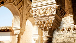 اعلنت إدارة نادي بايرن ميونخ عن بناء مسجد اسلامي في معقلها الاليانز أرينا لتدخل التاريخ الاسلامي من نوع مختلف ليكون اول مسجد اسلامي يبنى في جميع اندية العالم برمتة ، اقترح اللاعب الفرنسي المسلم بلال ريبري لنادية البايرن بأن يكةن لة موقع صغير داخل النادي على شكل غرفة او مسجد ليصلي به هو وباقي زملائه المسلمين .