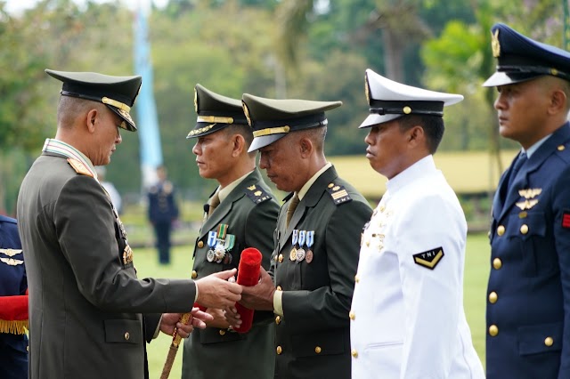 Pimpin Upacara HUT TNI ke 77, Pangdam IX/Udayana Serahkan 10 Rehab RTLH