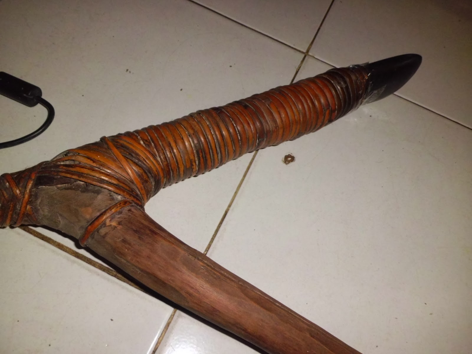 KOLEKSI ANTIK ALAT CANGKUL  KAYU ANTIK PURBA ATK 01