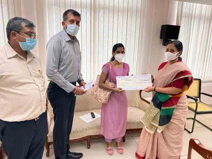 10 lakhs handed over to the family of Melbin George who died in an ambulance accident during Covid duty, Thiruvananthapuram, News, Health Minister, Compensation, Family, Accidental Death, Kerala