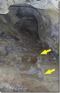 Acceso a la galeria con los dos escalones de acceso - Cova de Les Dones