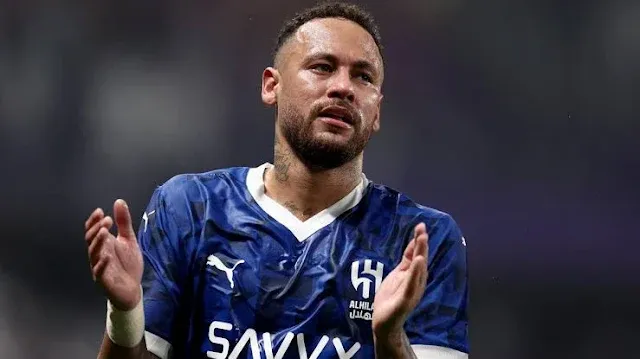 L'avenir de Neymar est plus incertain que jamais. Depuis son départ du PSG pour l'Arabie Saoudite, les rumeurs vont bon train concernant le prochain club de la star brésilienne. Si un retour au FC Barcelone semblait envisageable, les déclarations récentes de Deco, directeur sportif du club catalan, ont mis un terme à ces spéculations. Les raisons invoquées par Deco pour justifier le refus du Barça sont claires : les exigences financières de Neymar ne correspondent pas aux contraintes du fair-play financier du club. De plus, le projet sportif du Barça semble s'orienter vers une équipe plus jeune et moins dépendante d'un seul joueur. Santos, la piste la plus probable : Un retour à Santos, le club formateur de Neymar, apparaît comme la solution la plus logique. Le club brésilien rêve de revoir sa star évoluer sous ses couleurs et est prêt à tout pour le récupérer. Néanmoins, les négociations avec Al-Hilal sont complexes, notamment en raison du salaire élevé de Neymar. Le dilemme de Neymar : Le joueur brésilien se trouve face à un dilemme. D'un côté, il a l'envie de retourner au Brésil et de retrouver ses racines. De l'autre, il ne souhaite pas renoncer à une partie de son salaire. Les prochaines semaines seront décisives pour connaître l'avenir de Neymar. L'avis de Vinicius Jr : Le soutien de Vinicius Jr à Neymar montre l'attachement des joueurs brésiliens à leur compatriote. Le joueur du Real Madrid a exprimé le souhait de voir Neymar revenir au Brésil, notamment à Santos, pour le bien du football brésilien. Un avenir incertain : L'avenir de Neymar reste donc flou. Si un retour à Santos semble être la piste la plus probable, rien n'est encore joué. Les prochaines semaines s'annoncent décisives pour connaître la prochaine destination de la star brésilienne.