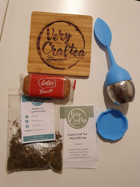 very craftea loose tea gift set with blue strainer and lotus biscuit