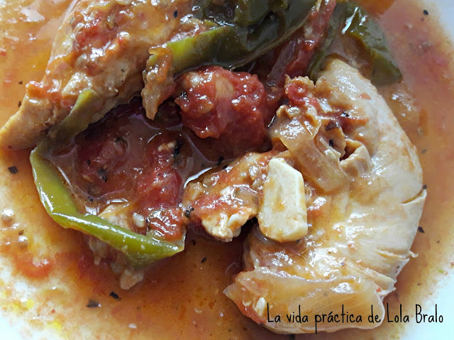 POLLO GUISADO CON PIMIENTOS Y TOMATE