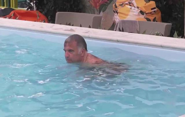 Charli gnocchi nudo in piscina
