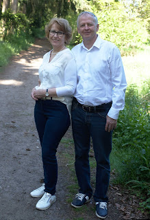 Großeltern Oma und Opa stehen im Wald Waldweg Bäume Sonne