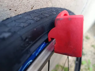 リムとビードの間にTyre Gliderの溝を引っ掛けます