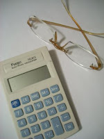 Calculadora y lentes para seguir los números