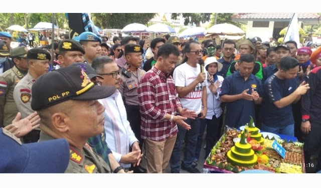 Peringati Hari Buruh Sedunia, Ribuan Buruh Gelar Aksi Damai di Depan Kantor Walikota Batam