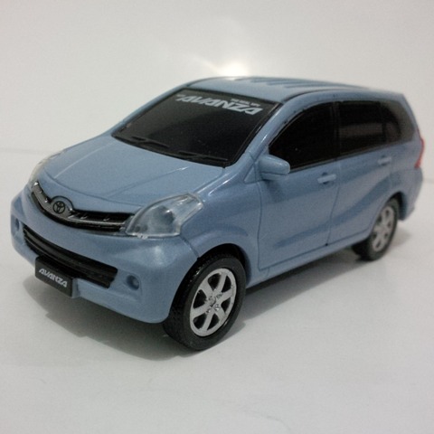  Mainan  miniatur mobil  Daihatsu Xenia dan Toyota Avanza  