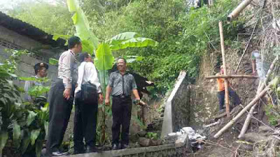 Kapolsek Tegalrejo Dampingi Wawali Tinjau Lokasi Tebing Longsor