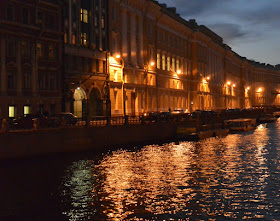 Saint Pétersbourg : le canal Moïka de nuit reflets sur l'eau