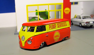 Hot Wheels Oil Can / 100% Shell Pump Services VW Microbus  volkswagen bus t2 tomica greenlight m2