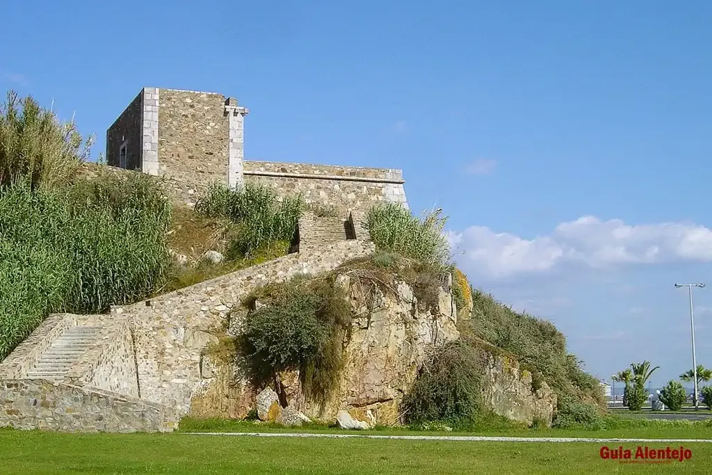 Forte-do-Revelim-em-sines-com-o-guia-alentejo