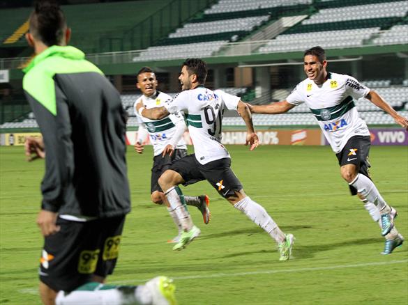 Coritiba vence e sai da ZR