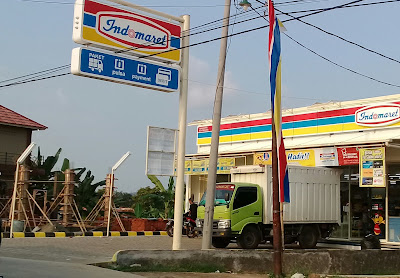 Sarana Promosi yang Terpanjang di Area Luar Toko Indomaret adalah