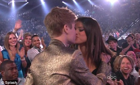 pictures of selena gomez and justin bieber kissing in hawaii. pics of justin bieber and