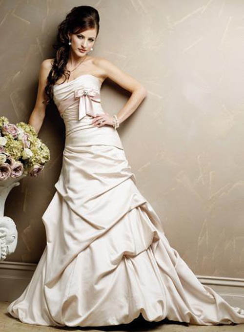 Elegant and beautiful wedding dress in the world of snakes