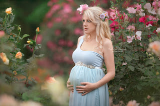 беременная девушка с цветами