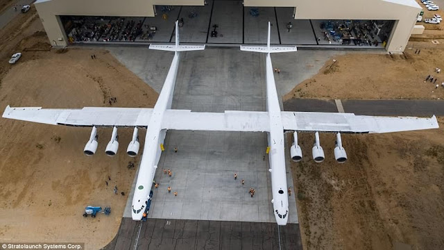 Το μεγαλύτερο αεροπλάνο του κόσμου αποκαλύφθηκε χθες στην Καλιφόρνια (vid)