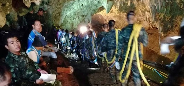 Um dos meninos encontrados em caverna na Tailândia diz que grupo tem fome