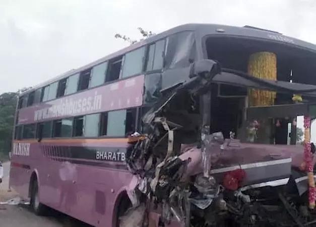  खड़ी ट्रक से टकराई बस, ड्राइवर-हेल्पर की मौत