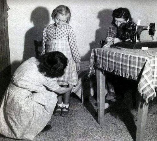 Μοδίστρες και μοδιστρούλες στο Ξηρόμερο Αιτωλοακαρνανίας.Γράφει η Δρ Μαρία Ν. Αγγέλη