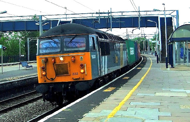 photo of class 56302 diesel locomotive in fastline livery at wolverton