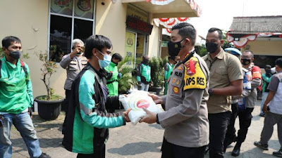 Kapolresta Tangerang Salurkan Bansos Pemerintah ke Pengemudi Ojol