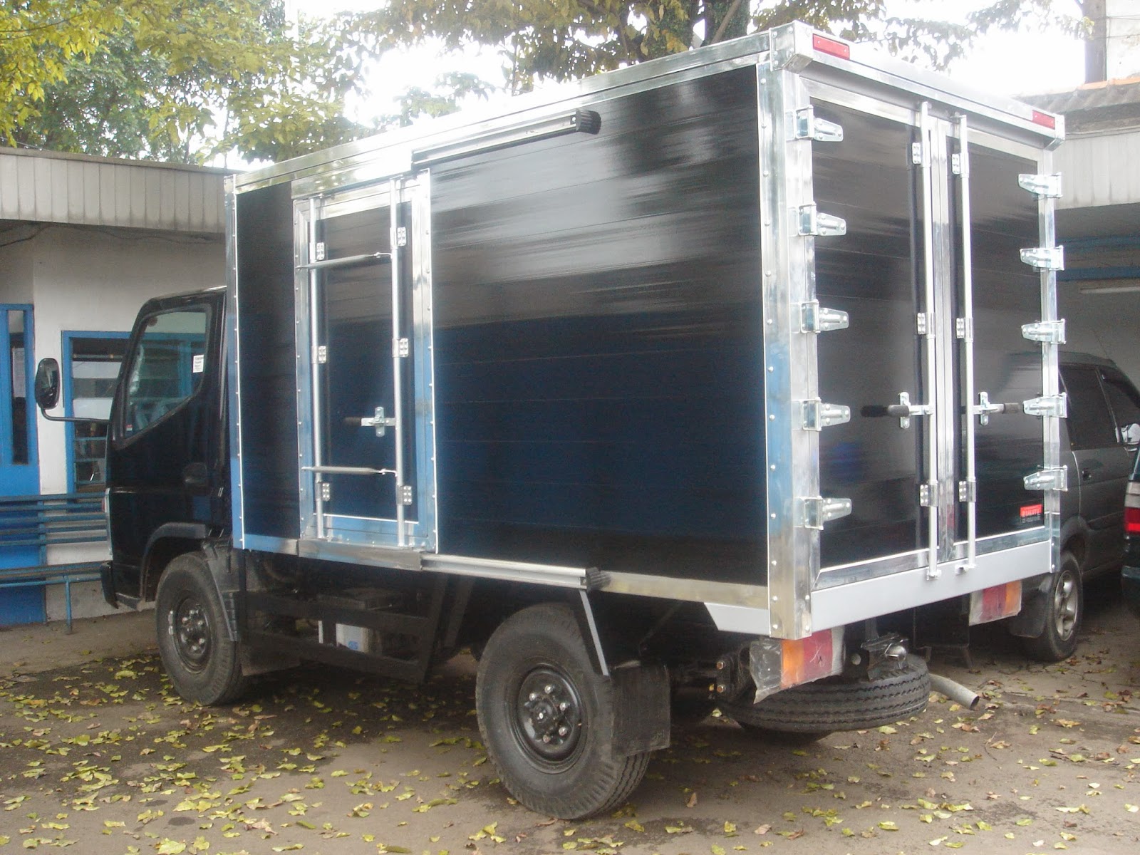 saluyu karoseri full box aluminium dengan pintu samping model sliding