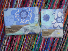 Charity shopping, a retro fabric haul. By UK charity shop blogger secondhandsusie.blogspot.com #charityshopping #retrofabric #vintagebedsheets #retro #vintage #thriftshopping #opshopping